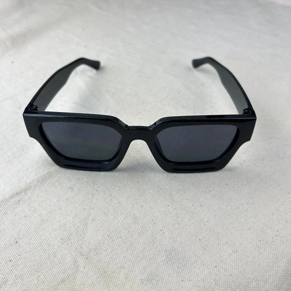 Surfer style black squared sunglasses y2k cyber grunge techno